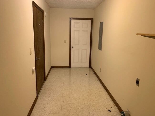 Building Photo - Beautiful home located right outside City ...
