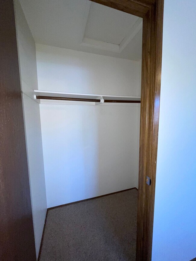 Building Photo - 2-bedroom Single Level Apartment