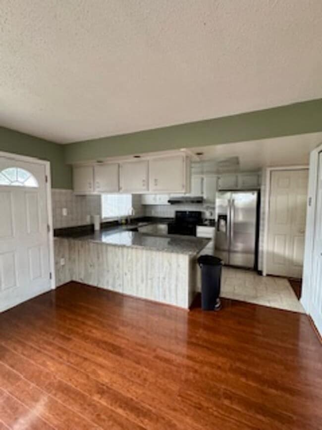 Building Photo - Beautiful 4 Bedroom Townhome