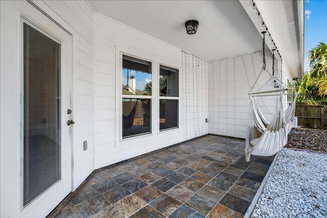 Building Photo - 15229 Barataria Dr