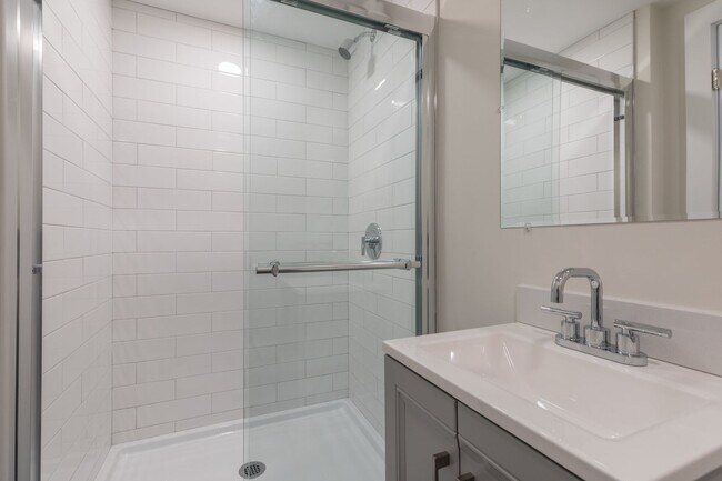 Building Photo - Huge 5 Bed each with their own Bathroom!