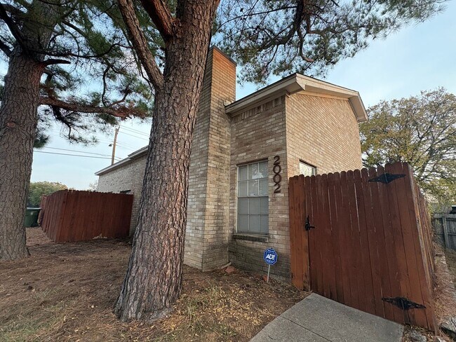 Building Photo - Adorable 2-2 in Arlington