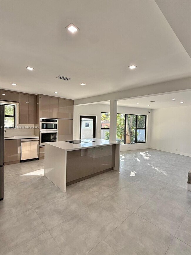 Building Photo - 12615 N Miami Ave