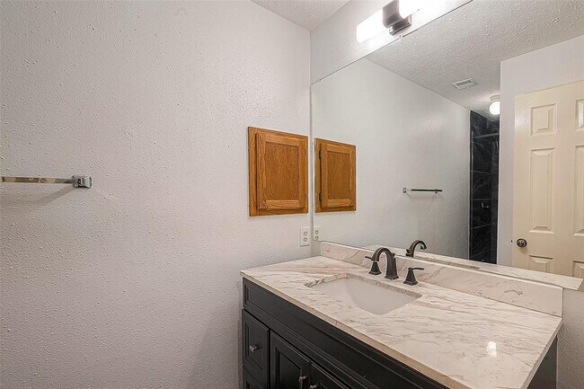 Building Photo - 2122 Courtshire Ln
