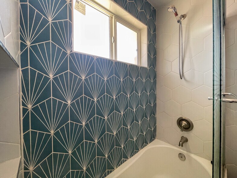 Shower - 4615 N 14th St