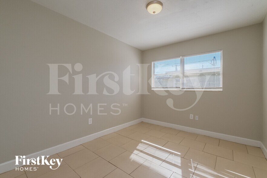 Building Photo - 10910 N 15th St