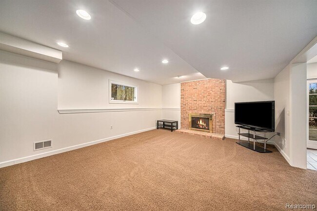 Building Photo - 695 Heritage Dr