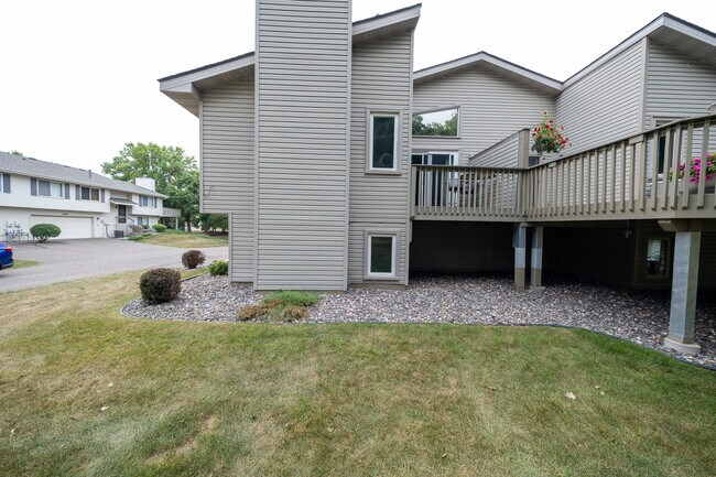 Building Photo - 4222 Goldenrod Ln N