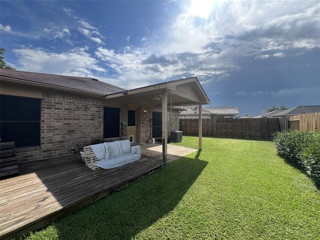 Building Photo - 7430 Village Lake Dr