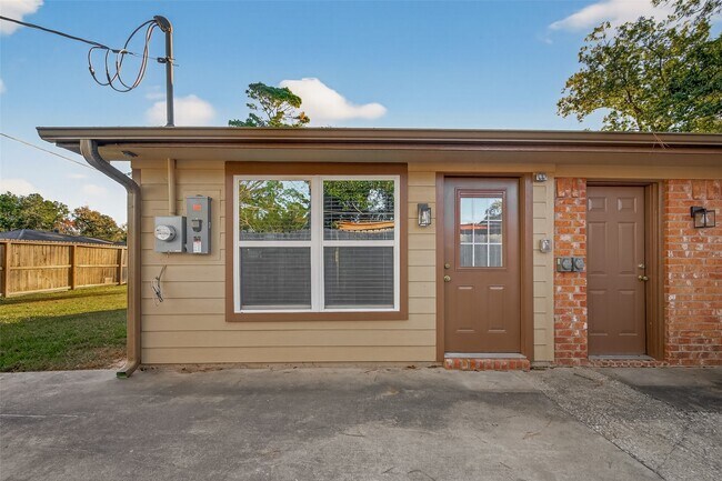 Building Photo - 2103 Woodway Dr