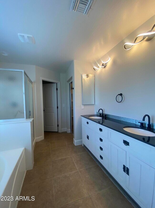 Building Photo - 4909 E Colonial Dr