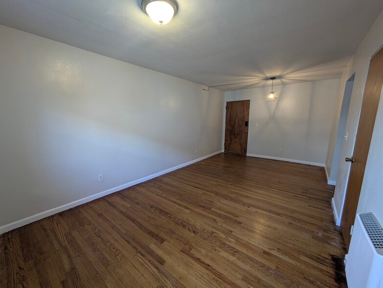 Building Photo - 617 June St