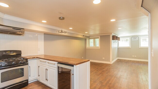 Building Photo - 5006 N Wolcott Ave