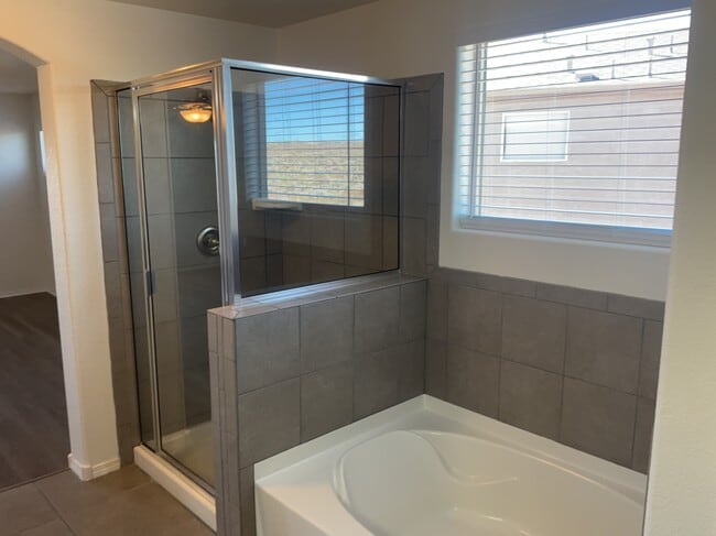 Building Photo - 904 Crown Ct NE