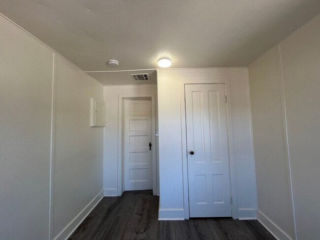 Building Photo - 1434