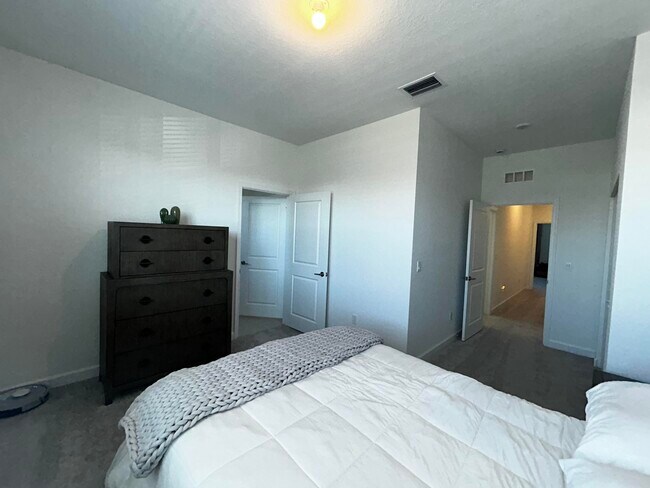 Building Photo - 317 SE Crossoak Ln