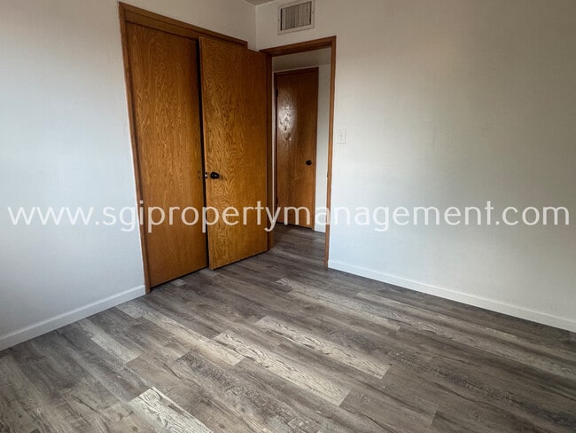 Building Photo - 2202 W Palmaire Ave