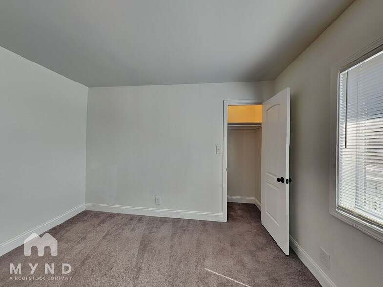 Building Photo - 598 Chestnut St