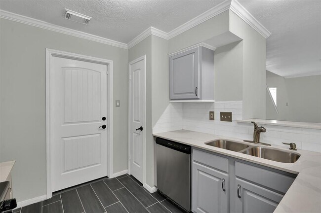 Building Photo - 12652 Pine Bush Dr