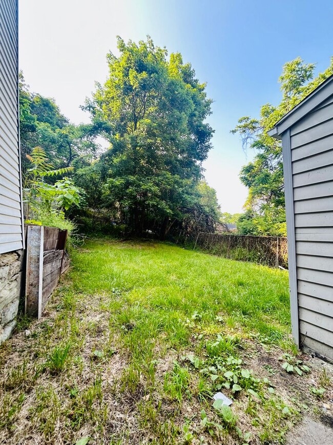 Building Photo - 2 Bedroom w/large attic space l Housing Vo...