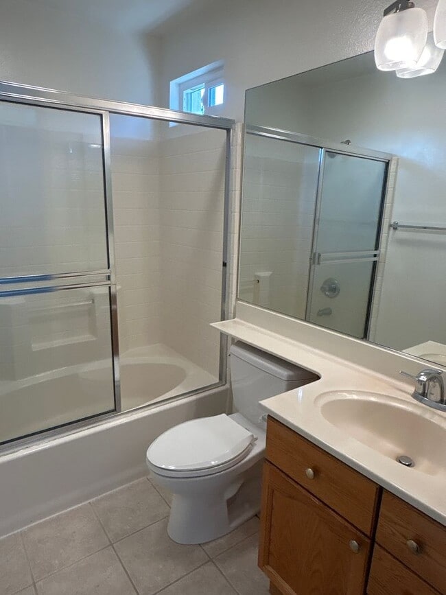 Building Photo - Cozy 2-bedroom Suites Condo in the most de...