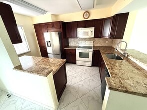 Building Photo - 7076 Huntington Ln