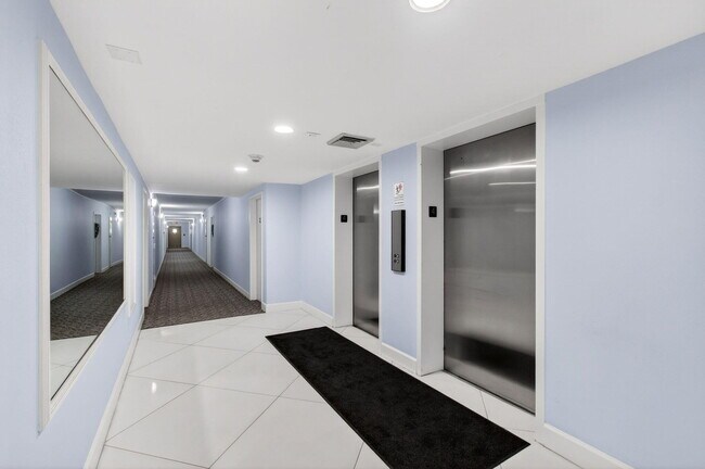 Building Photo - 1236 Hillsboro Mile