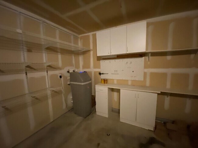 Building Photo - 258 Western Dr