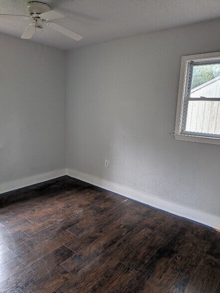 Building Photo - 802 Desota Pl