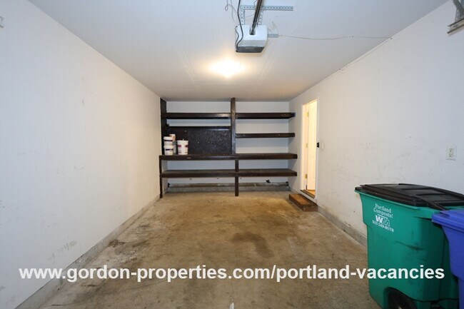 Building Photo - SE 73rd Ave - 3 bedroom townhouse in Mt Scott-Arleta neighborhood