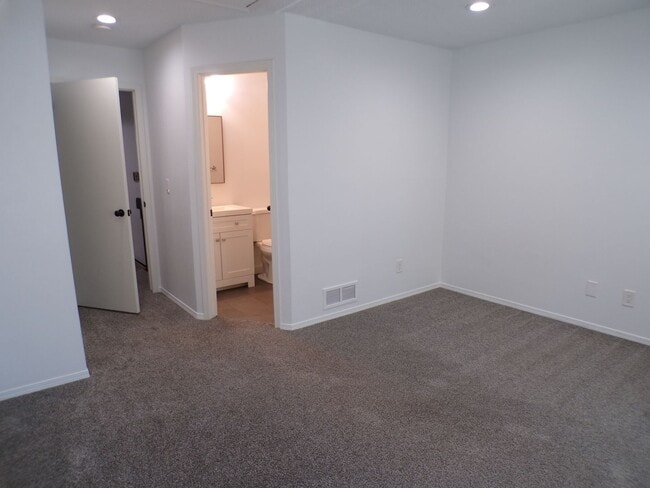 Building Photo - Updated 2 Bed 2.5 Bath Townhome!
