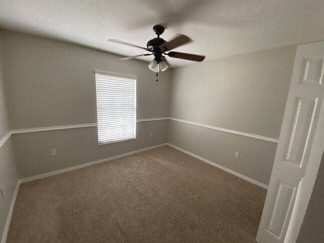 Building Photo - South Lakeland Home!