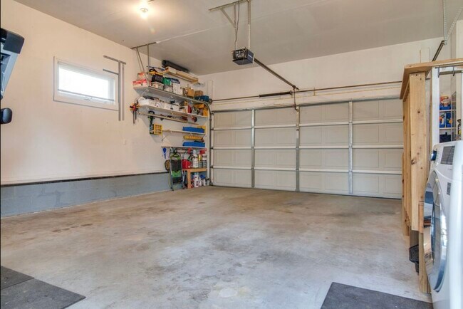 Building Photo - Hillside