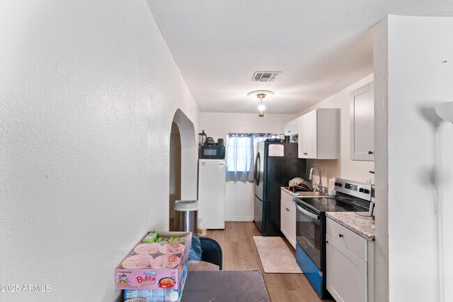 Building Photo - 5546 W Encanto Blvd