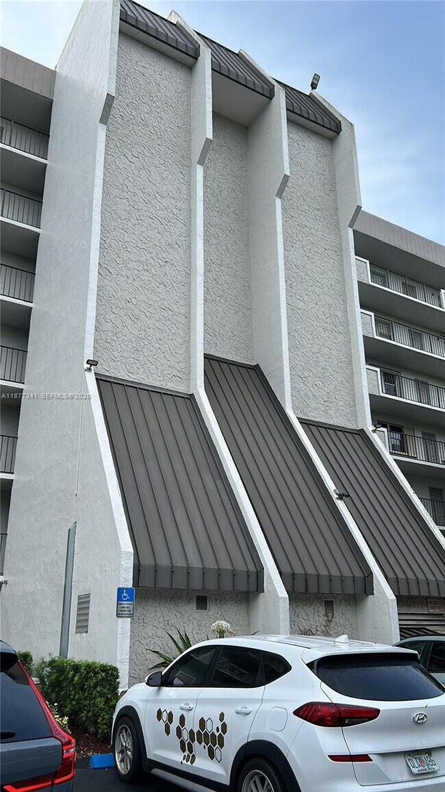 Building Photo - 3100 W Rolling Hills Cir