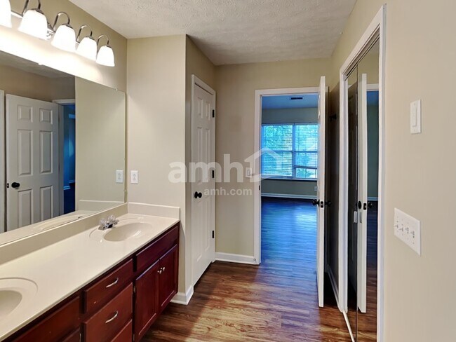 Building Photo - 102 Fairgrove Cir