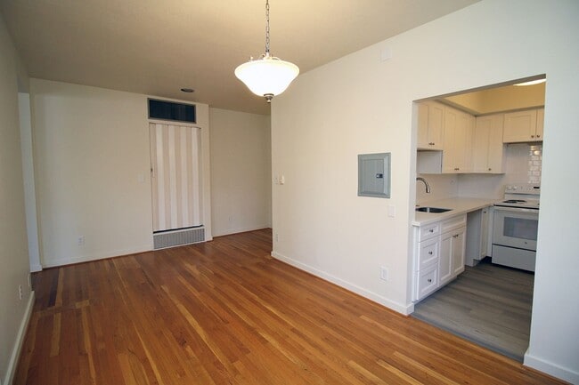 Building Photo - 1928 SW Laurel St