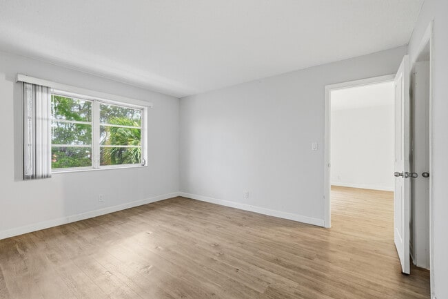 Building Photo - 1400 NE 57th St