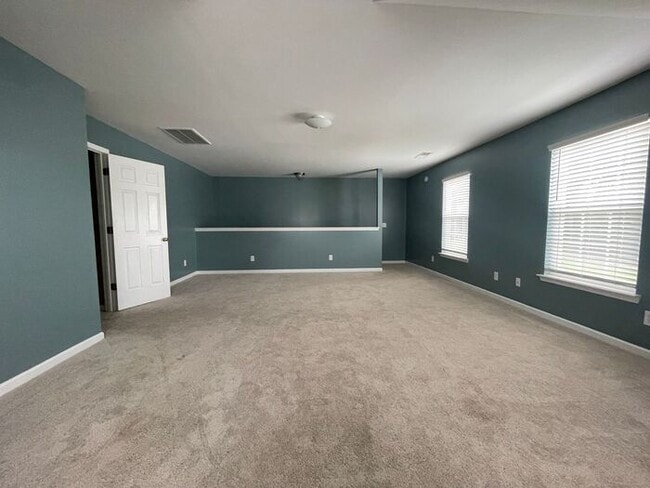 Building Photo - Northeast / Elgin- Offering Self Guided Tour with RENTLY!