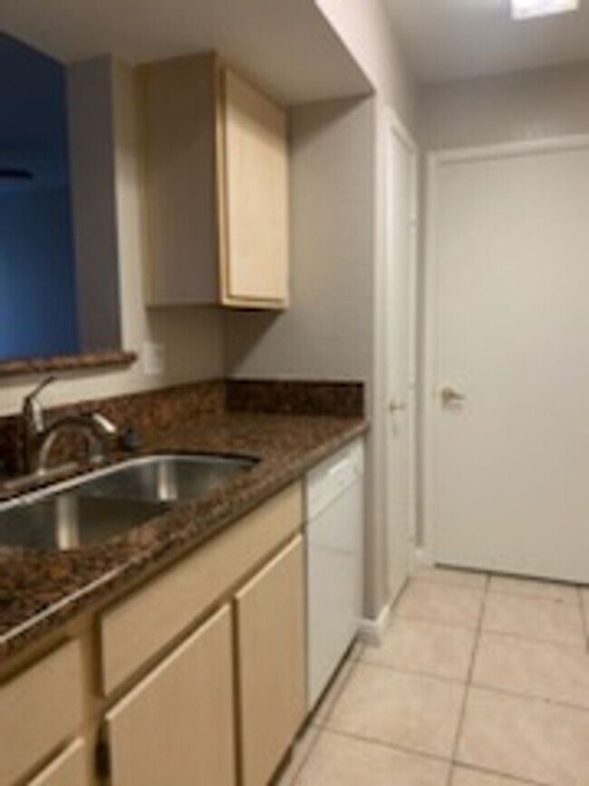 Building Photo - 1 Bedroom Condo located at Bella Club