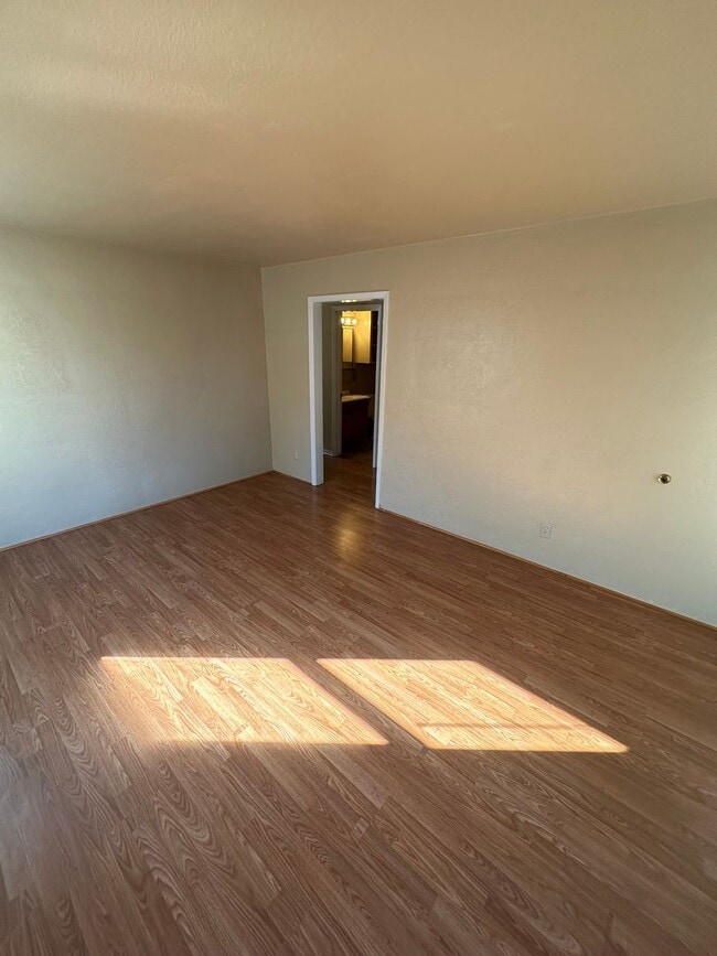 Building Photo - Medford 2 Bedroom, 1 bath Duplex with Fenced Yard