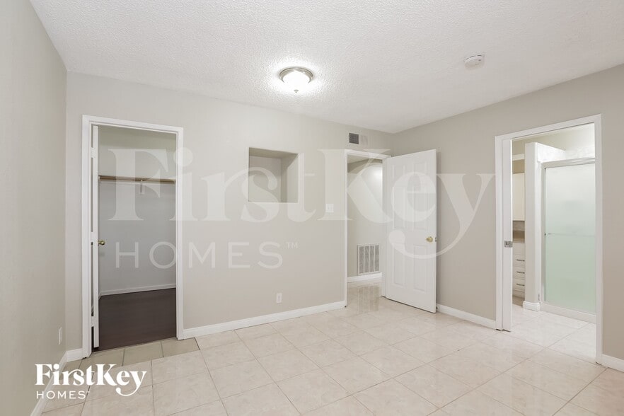 Building Photo - 825 Antigua St