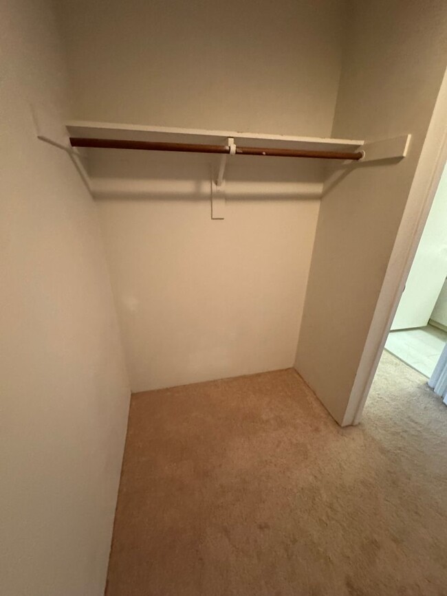 Building Photo - 2 bed 2 bath, 2 Reserved Parking at Nuuanu...