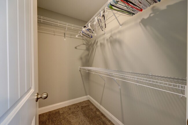 Building Photo - Sharp 3 bed 2 bath with Bonus room and nice fenced yard.