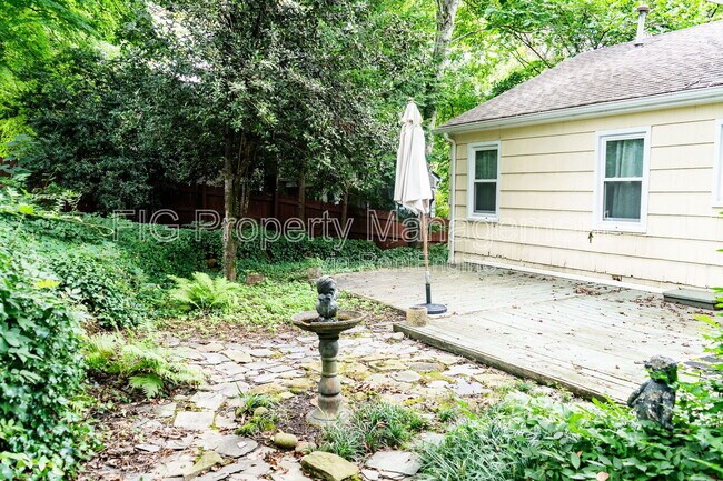 Building Photo - 3622 Hillvale Cir