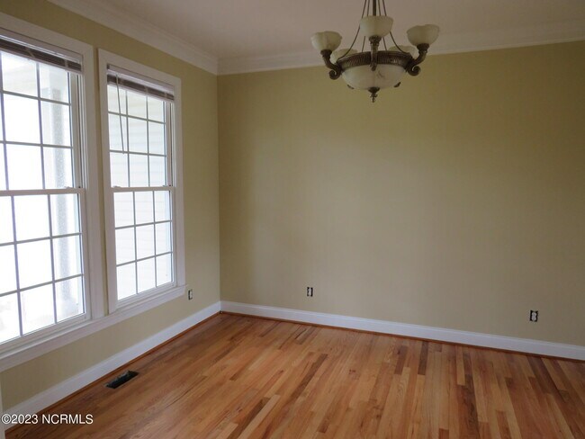 Building Photo - 400 Landfall Ct