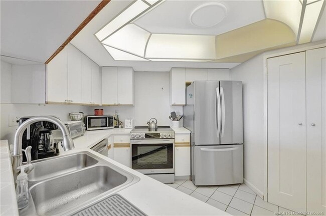 Building Photo - 9500 S Ocean Dr