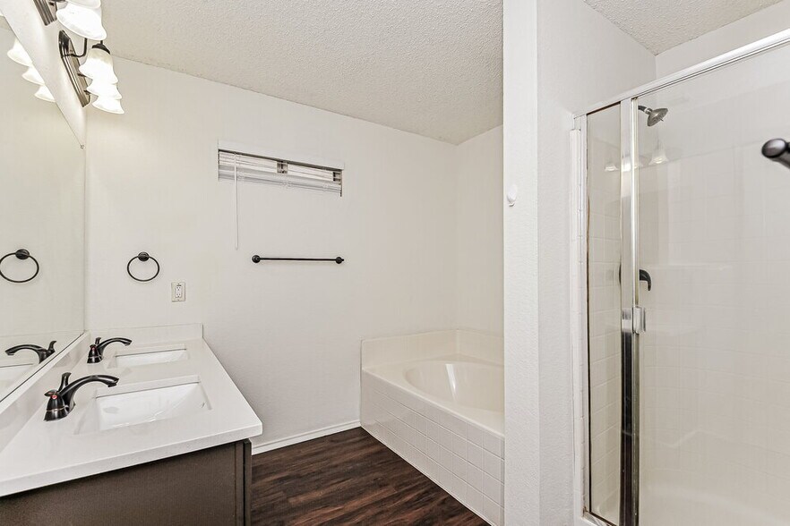 Building Photo - 8705 Stonebriar Ln