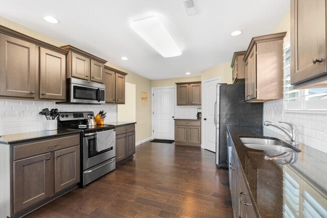 Building Photo - 5611 Abercorn Dr