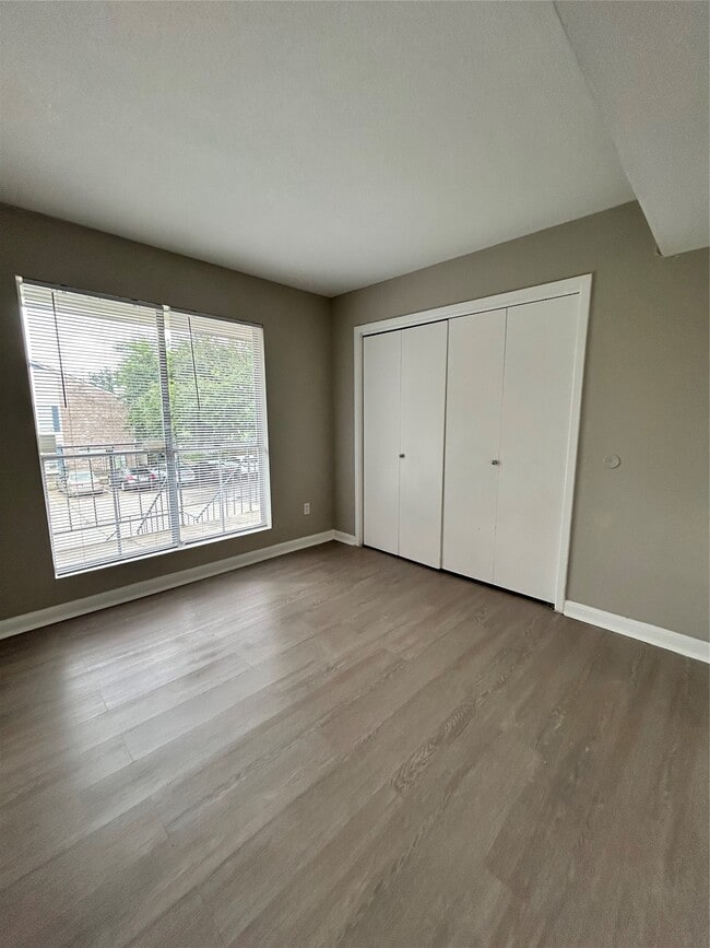 Building Photo - 3900 Woodchase Dr